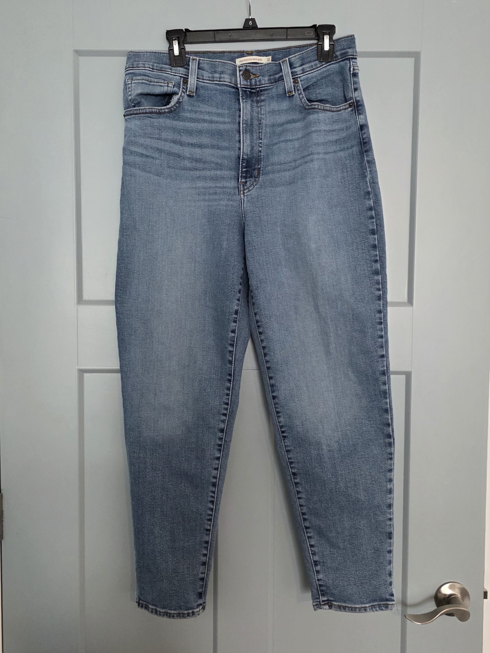 Levi’s High Waisted Mom Jeans Size 32 Medium Wash Blue Tapered Leg Denim 90s